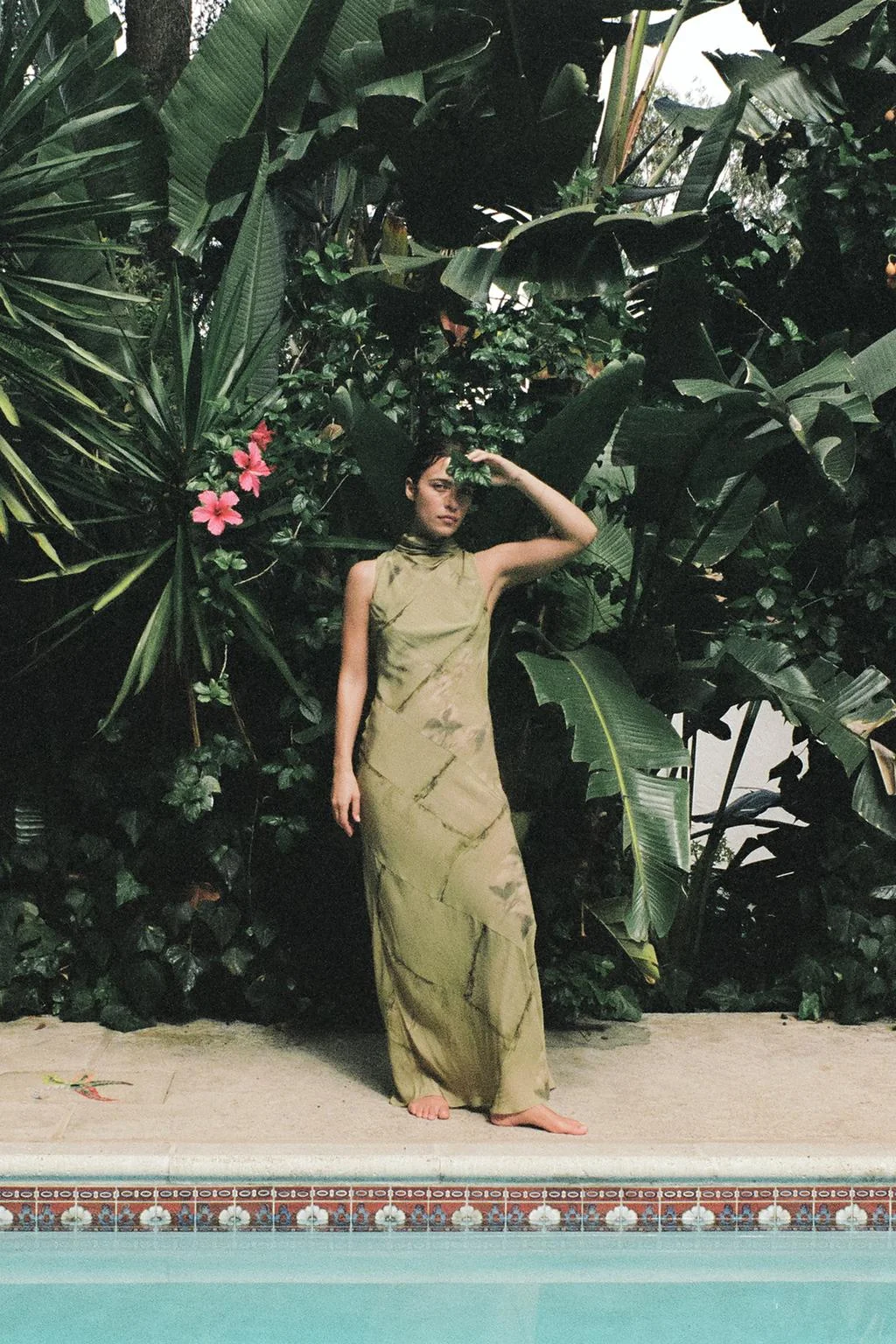 ПЕЧАТНОЕ ПЛАТЬЕ С ВЫСОКИМ ВОРОТНИКОМ ДЛИНЫ МИДИ