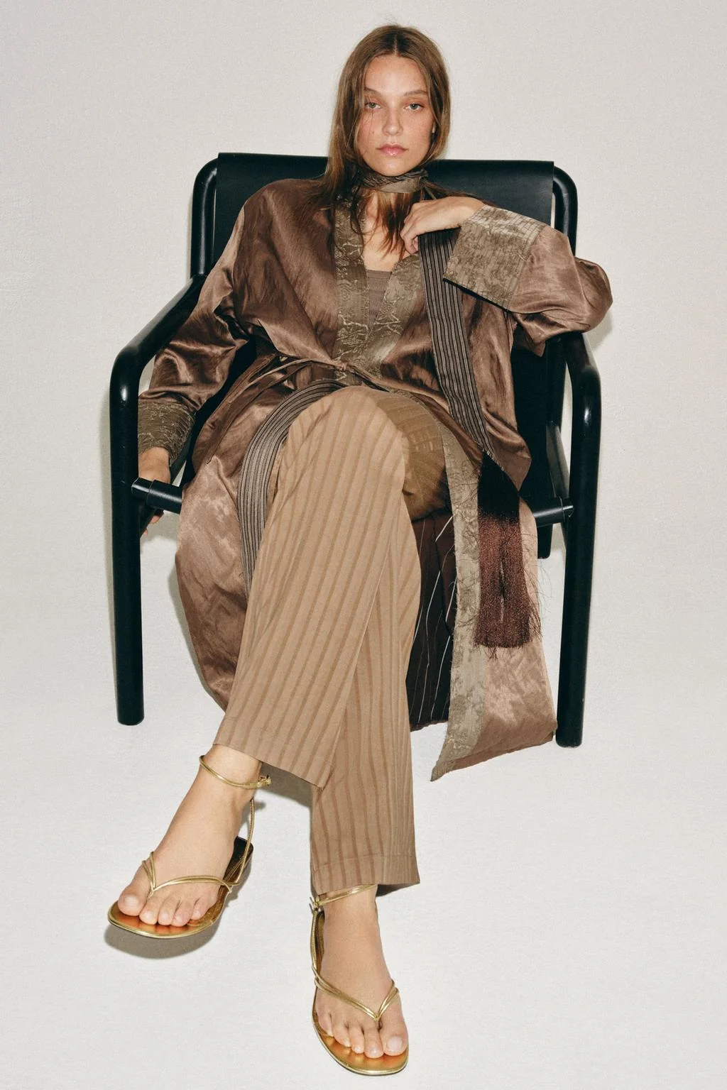 САНДАЛИИ НА ПЛОСКОЙ ПОДОШВЕ С МЕТАЛЛИЧЕСКИМ ЭФФЕКТОМ