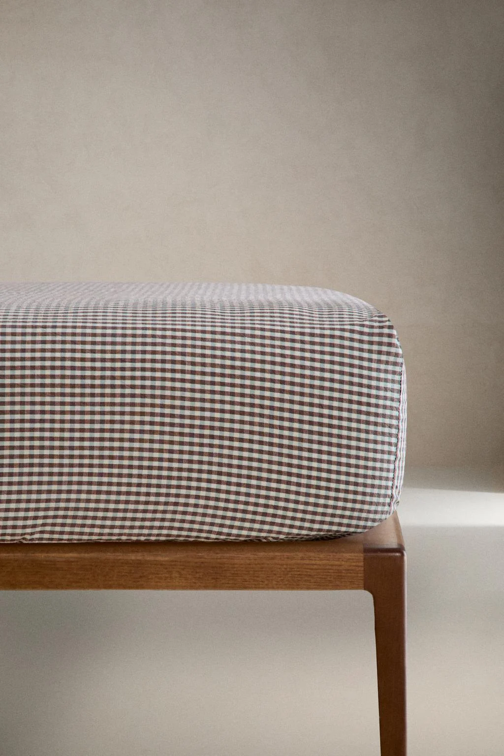 ДЕТСКИЕ ПРОСТЫНИ С ПРИНТОМ В КЛЕТОЧКУ ПОДХОДЯЩЕГО РАЗМЕРА