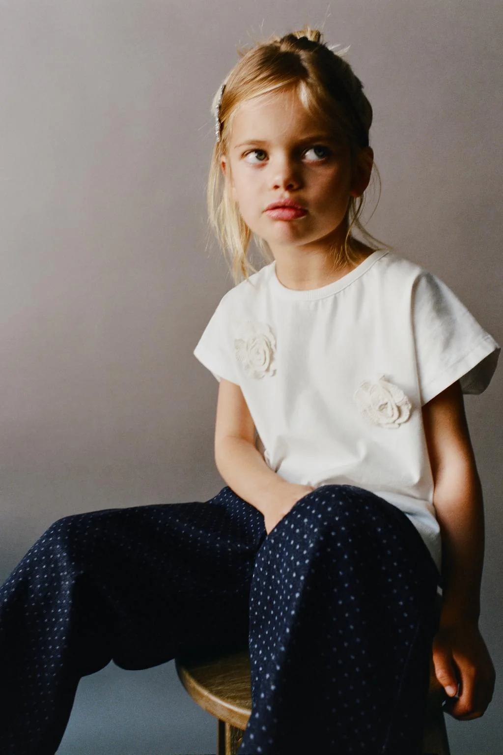 Джинсы с широкими штанинами в горошек