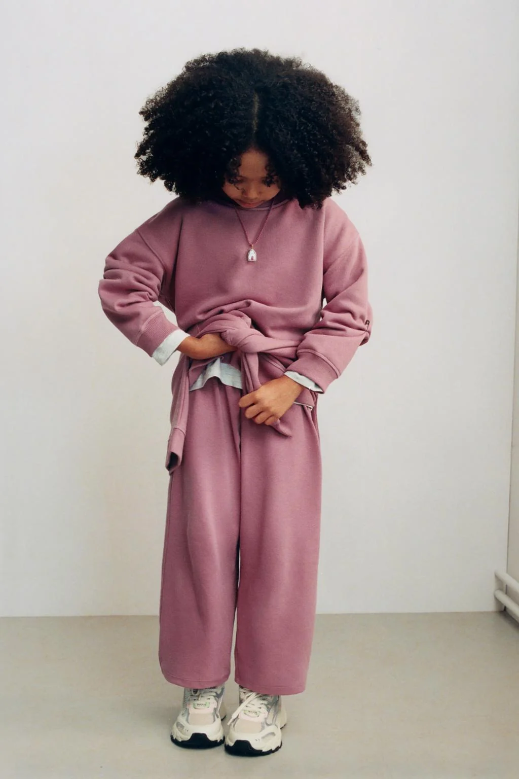 Широкие спортивные брюки с рельефной надписью