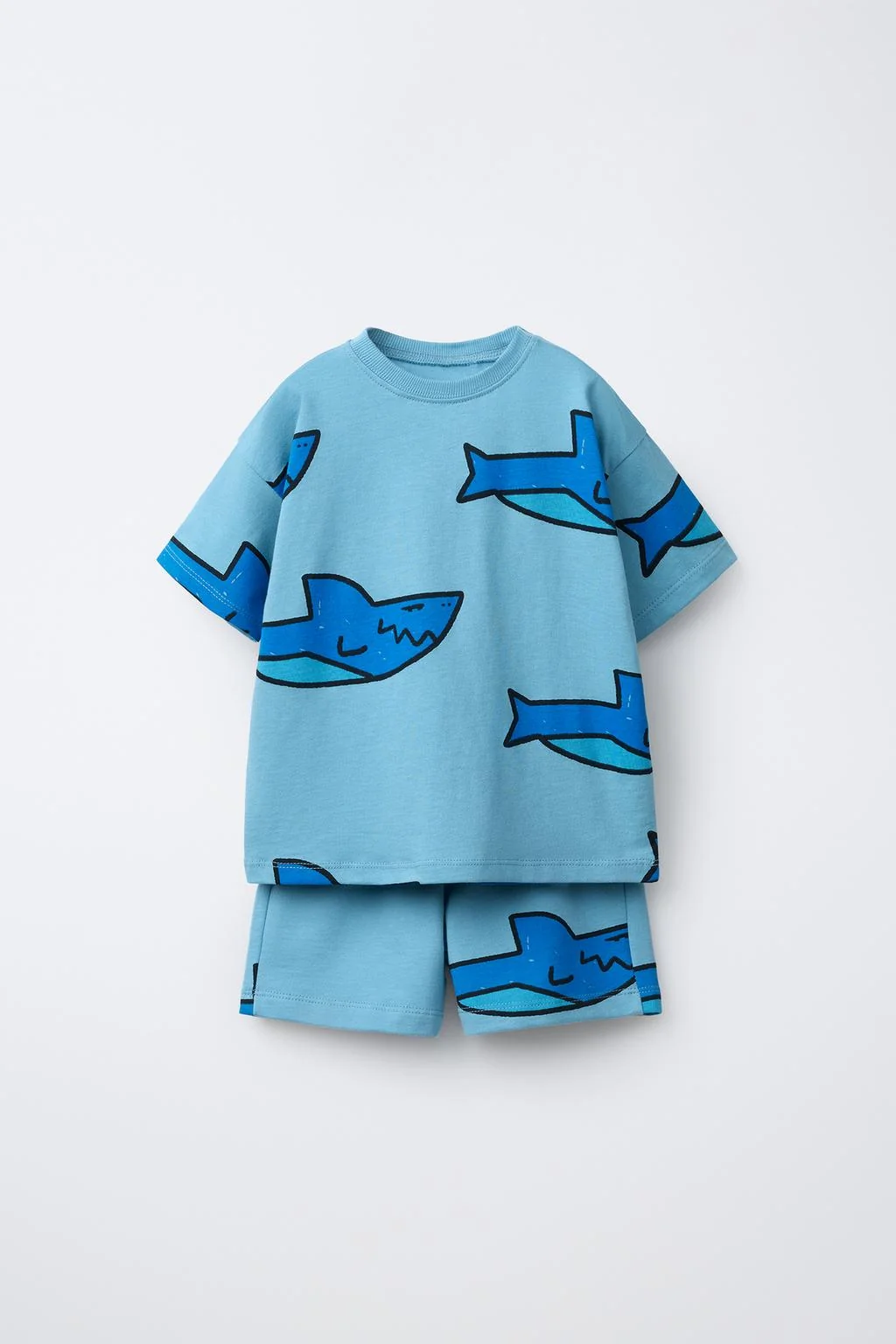 Футболка и шорты-бермуды с принтом акул