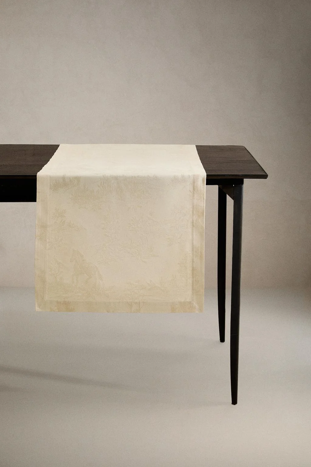 ПОЛОТЕНЦЕ ДЛЯ СТОЛА С ЛОШАДЬЮ ИЗ ЯККАРДА