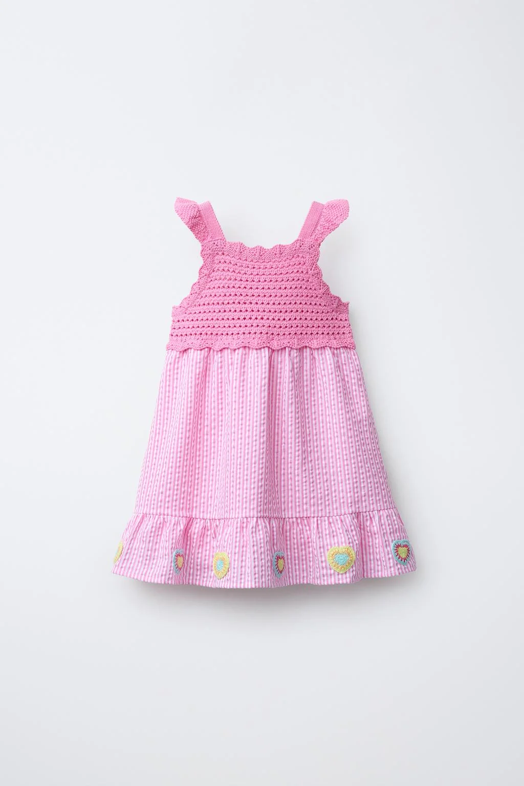 Вязаное платье с аппликациями сердечками