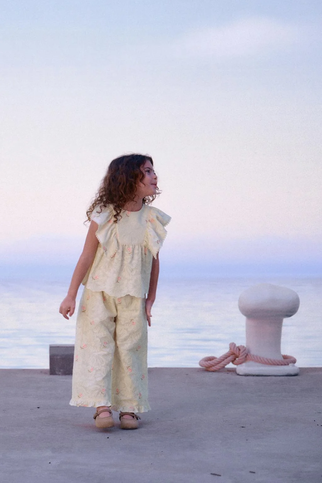 Брюки с вышивкой цветка