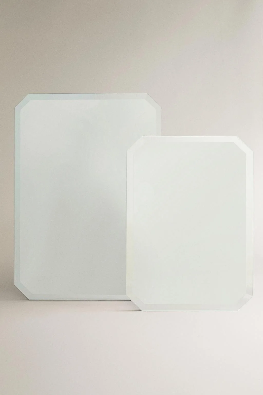 ПРЯМОУГАЛЬНОЕ ЗЕРКАЛО С ОБРЕЗНЫМИ КРАЯМИ