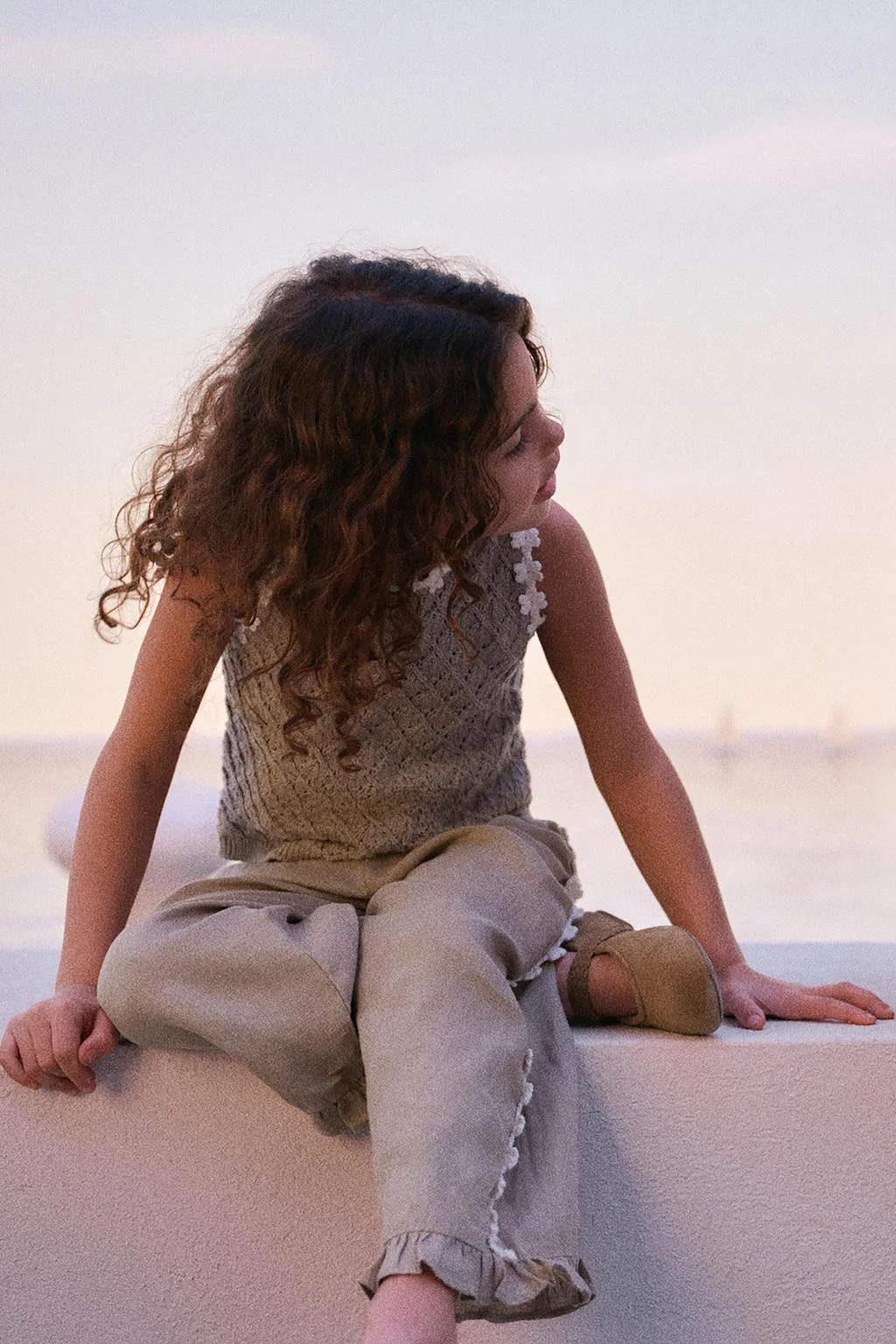 Топ с вязаными крючком цветами