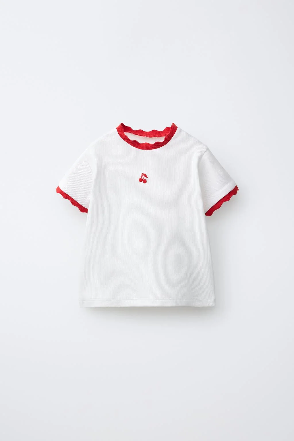 Футболка в рубчик с контрастной вышивкой