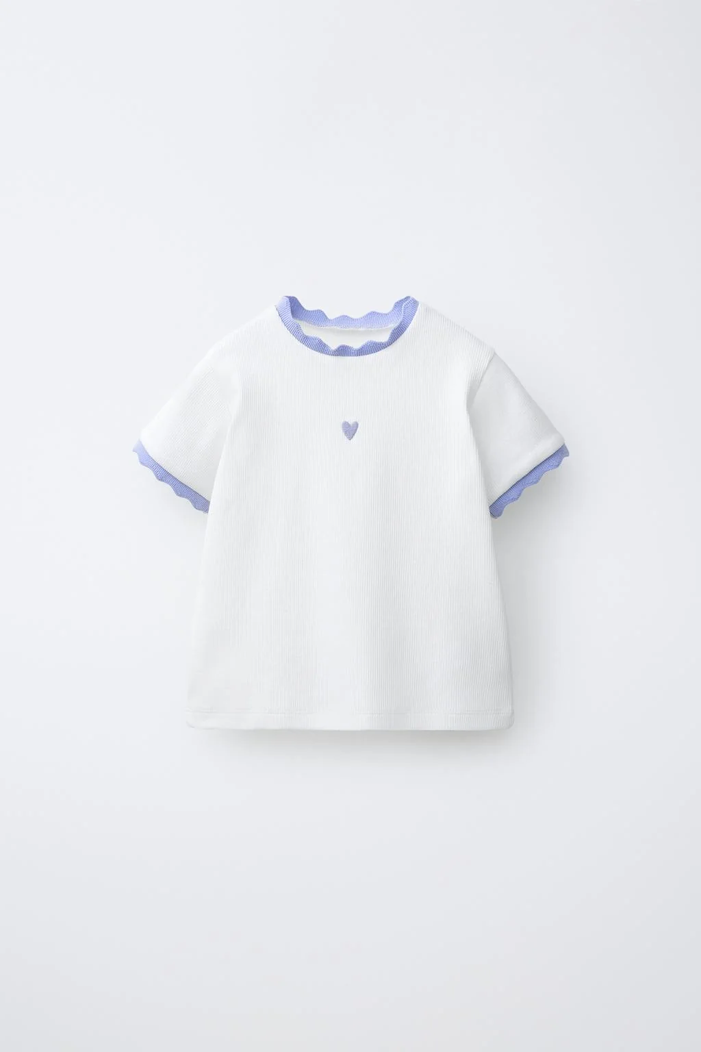 Футболка в рубчик с контрастной вышивкой