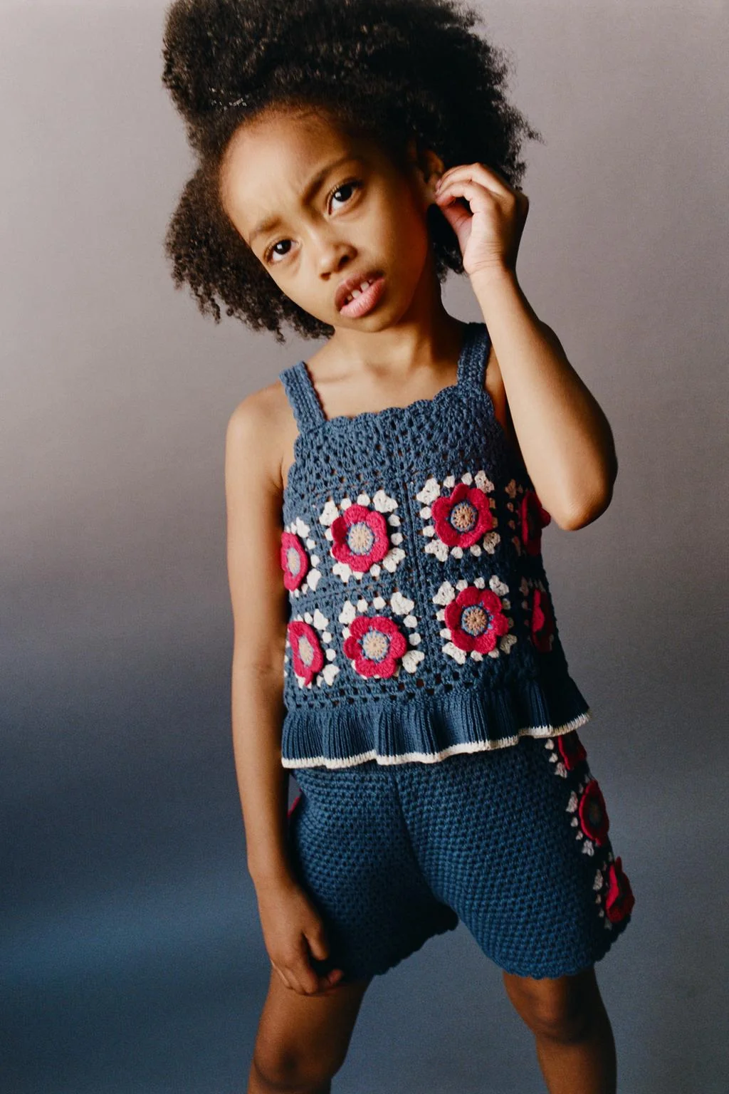 Вязаные шорты-бермуды с цветами крючком — Трикотаж