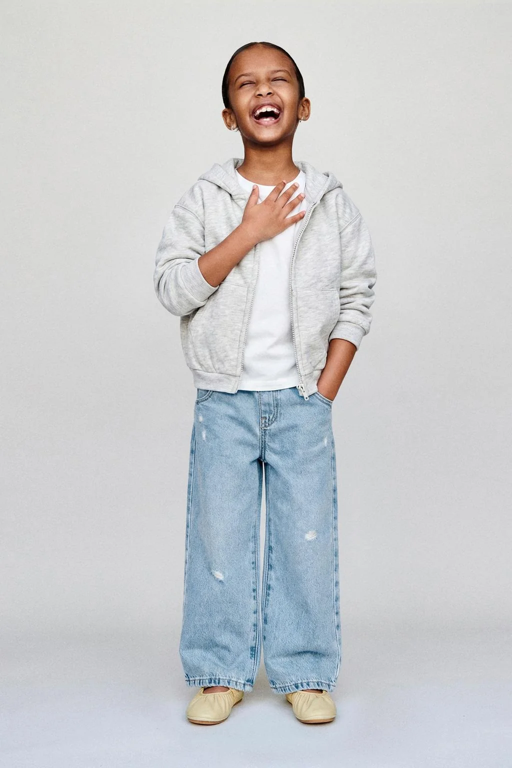 Потрёпанные джинсы с широкими штанинами