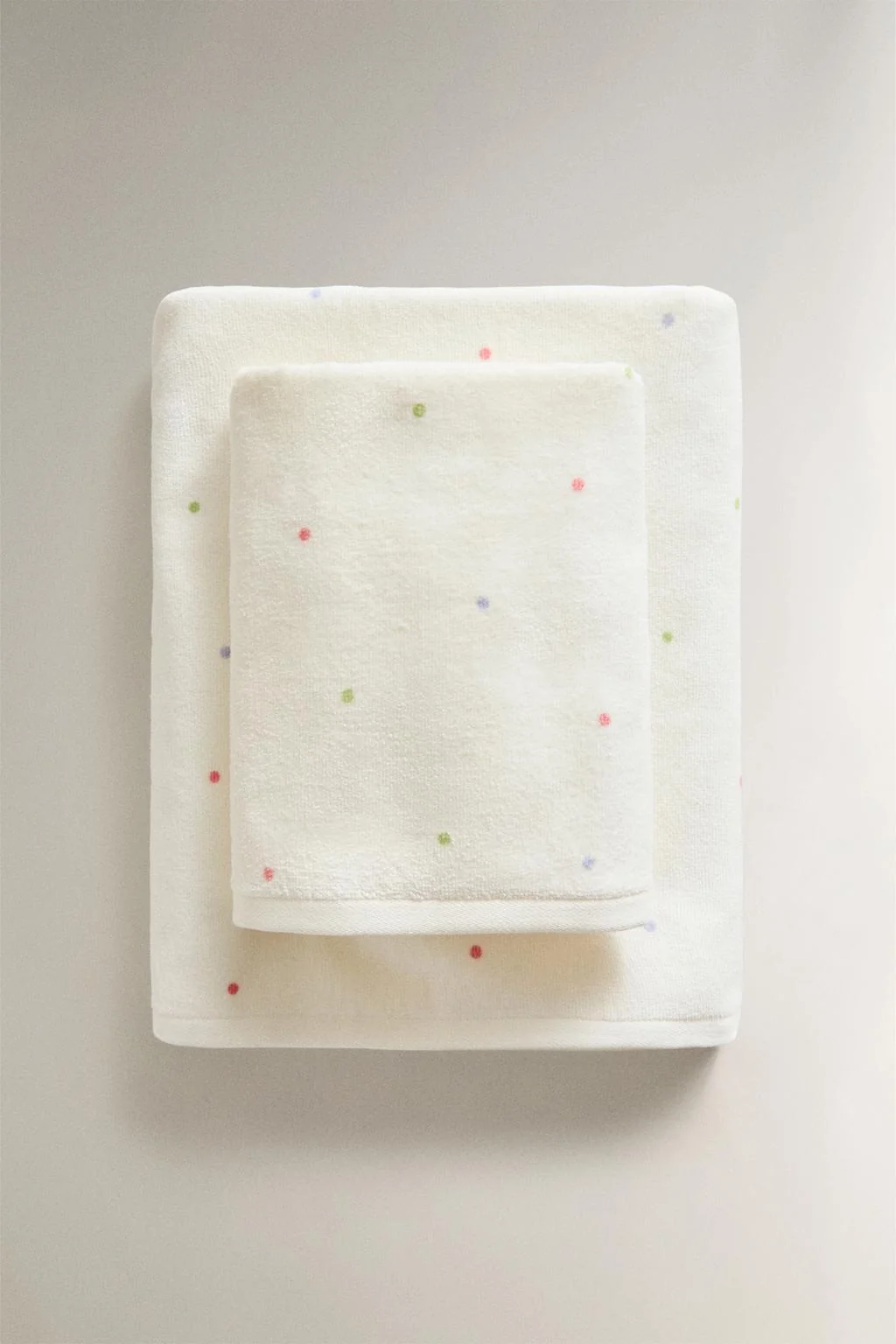 ДЕТСКОЕ ПОЛОТЕНЦЕ ИЗ ВЕЛЮРА В ГОРОШЕК