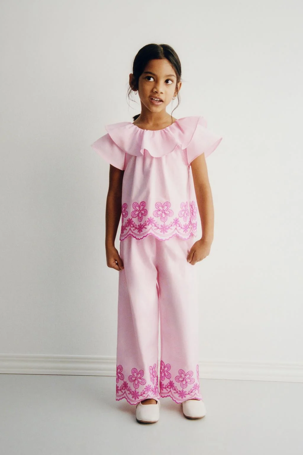 Рубашка с вышивкой в виде цветка