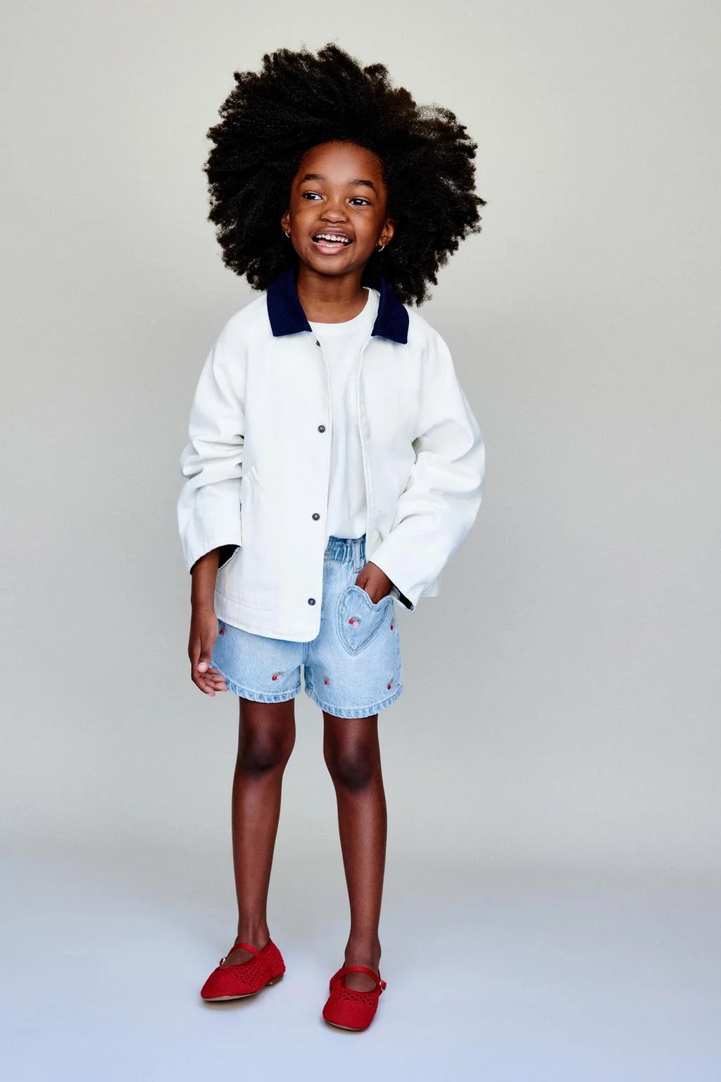 Шорты-бермуды из джинсы с вышивкой вишня и бумажной талией — ДЖИНСОВАЯ ОДЕЖДА