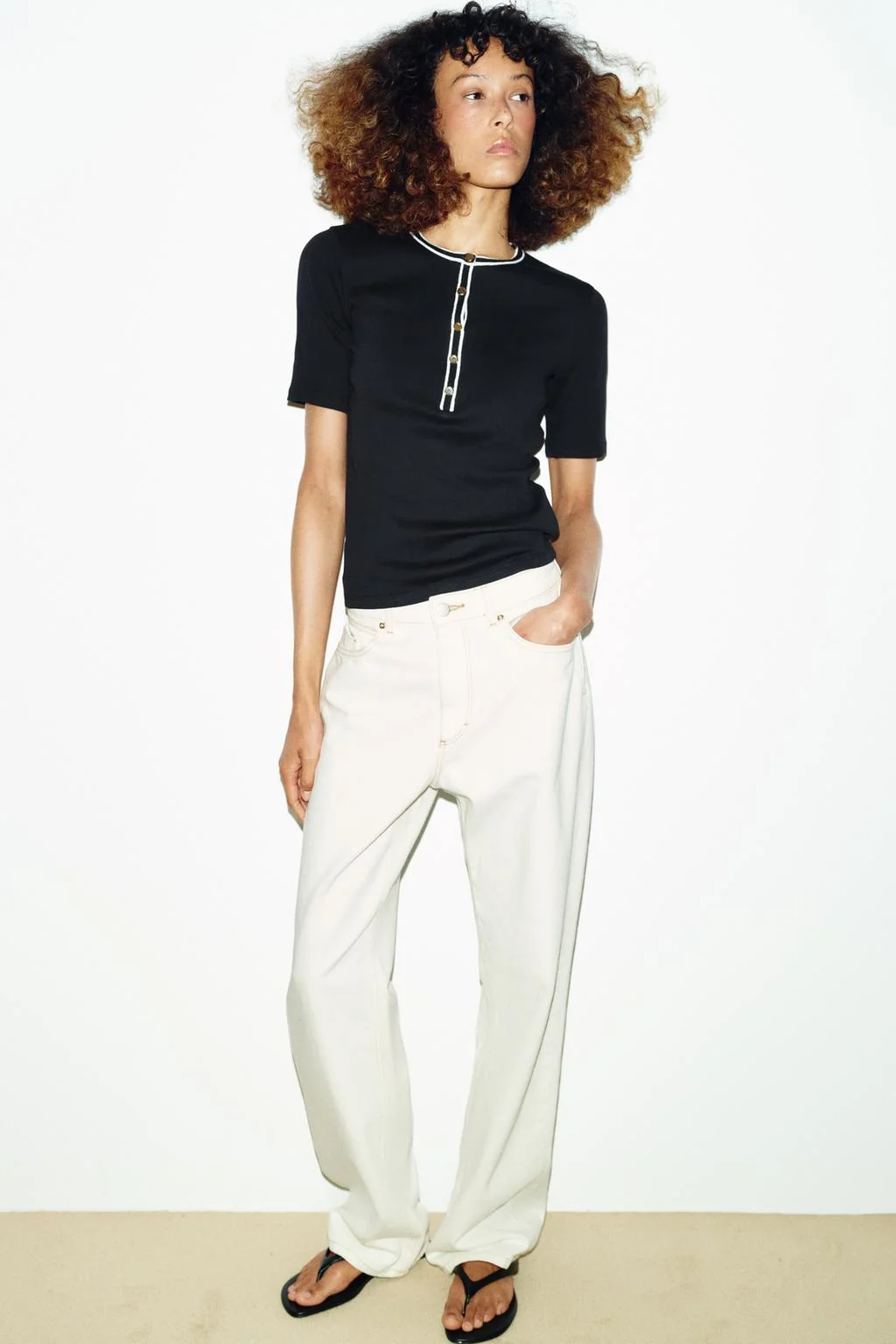 ФУТБОЛКА С КОНТРАСТНЫМИ ШВАМИ