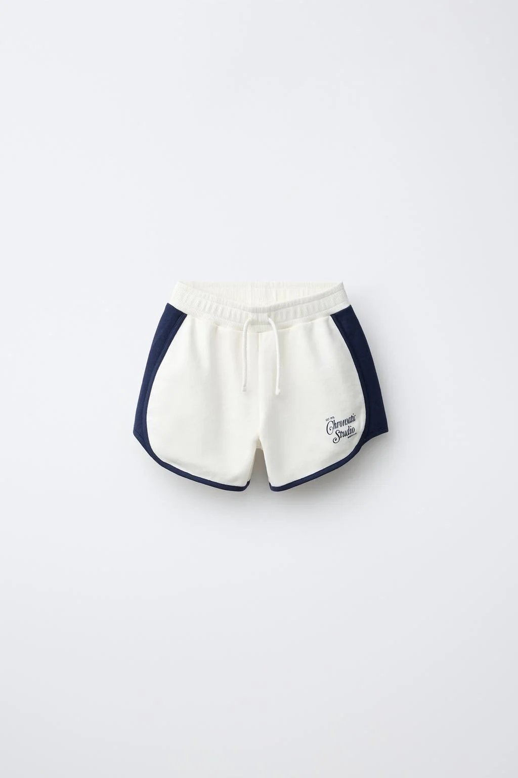 CONTRAST TEXT BERMUDA SHORTS