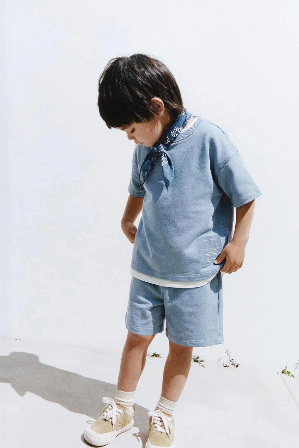 Комплект: футболка с лейблом и шорты-бермуды для джоггинга