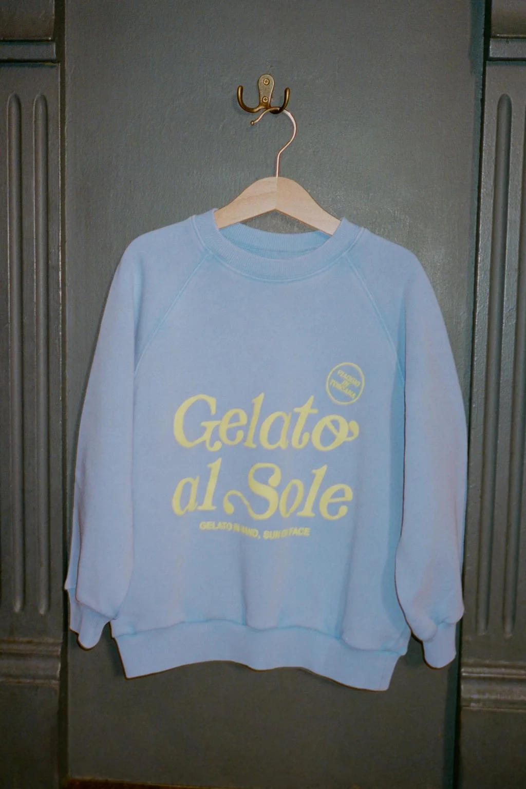 Свитшот с рельефным слоганом