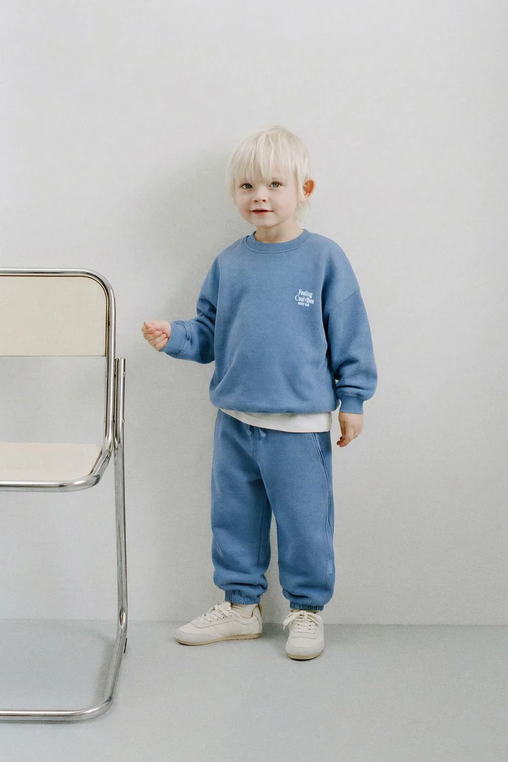 Брюки-джоггеры с лейблом