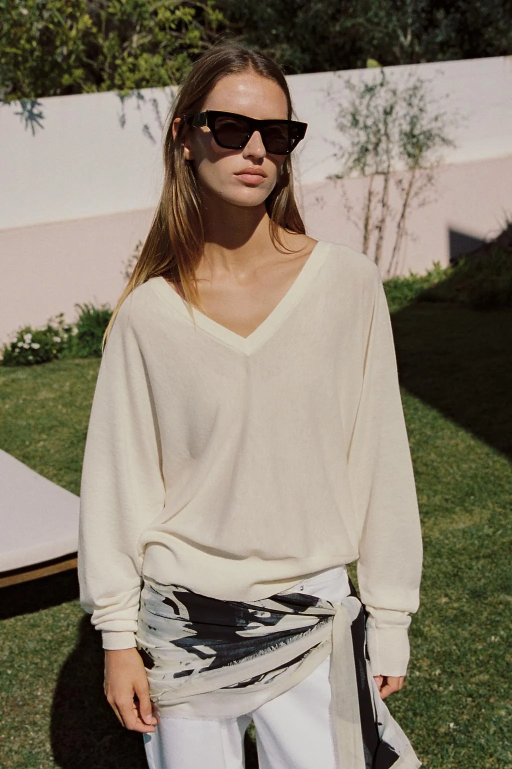 Трикотажный свитер с V-образным вырезом