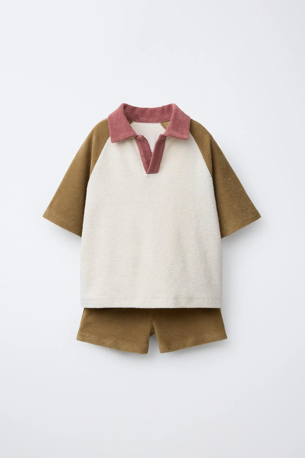 Комплект: поло из махрового материала и шорты-бермуды в стиле колорблок — СПОРТИВНЫЙ КОСТЮМ