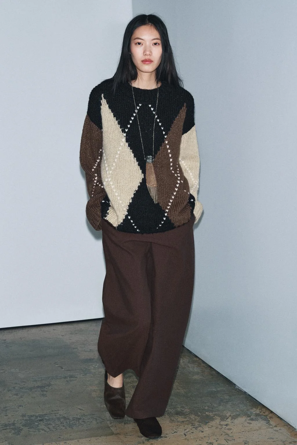 Свитер из ромбовидной вязки