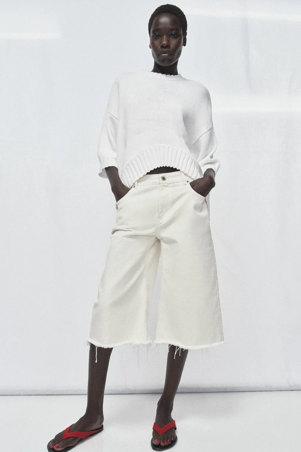 Короткотрикотажный свитер с коротким рукавом и асимметричным низом