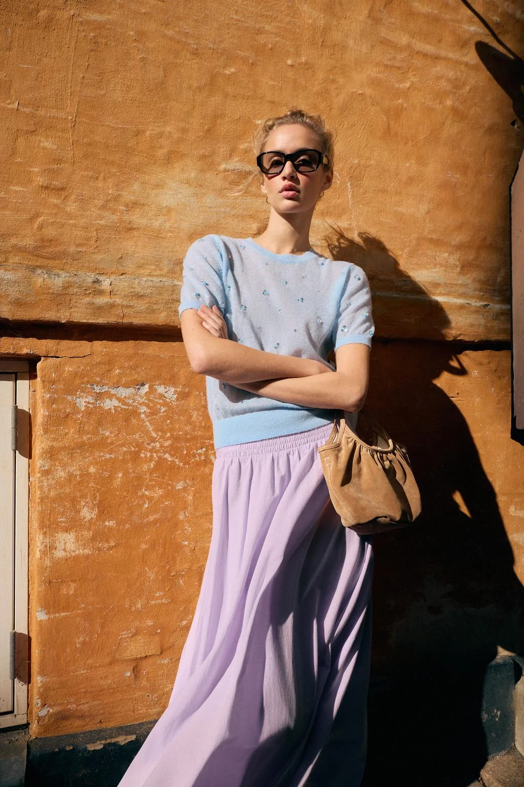 Трикотажный топ с коротким рукавом и пайетками