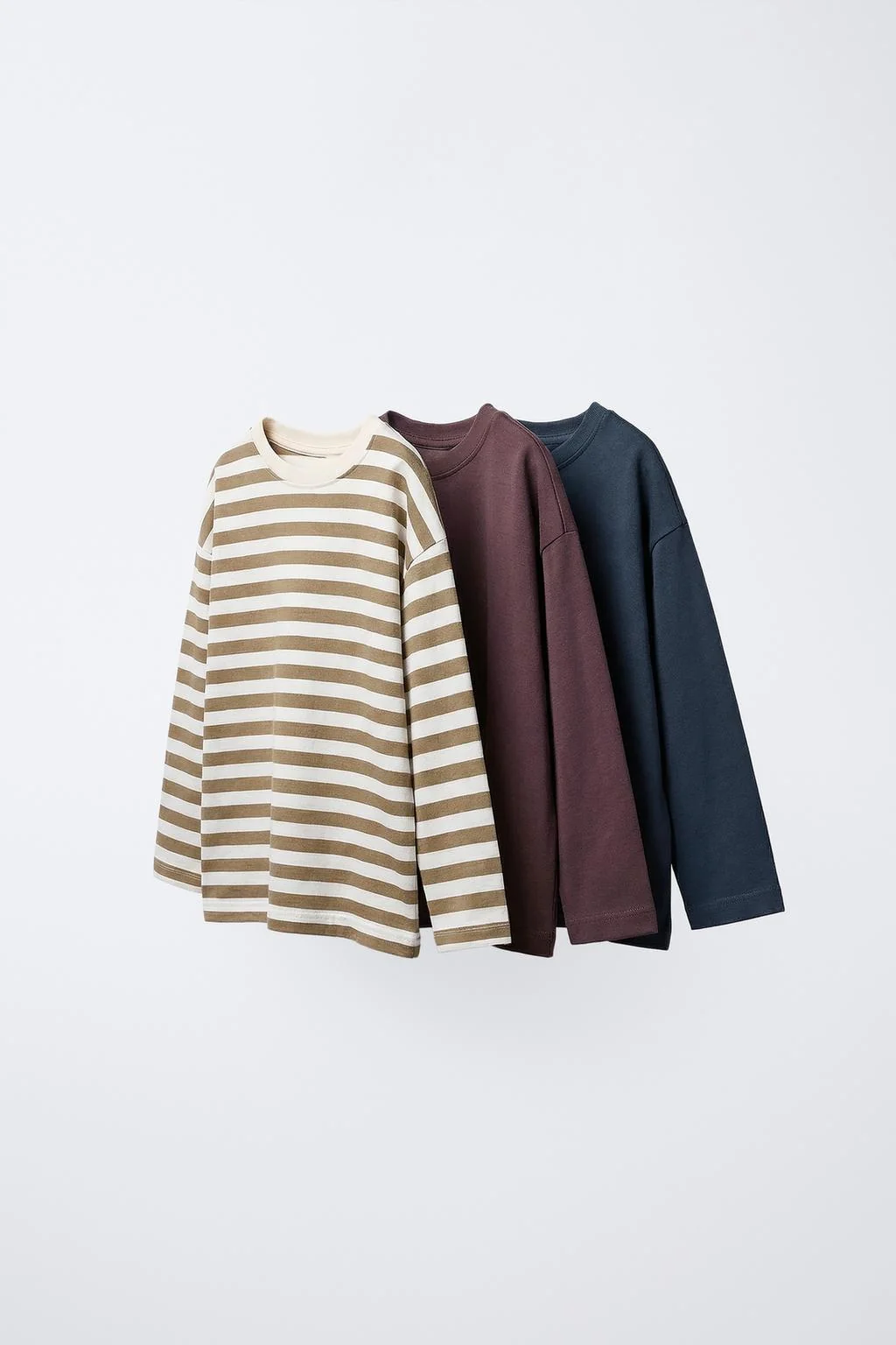 Набор из трех футболок в полоску и однотонных