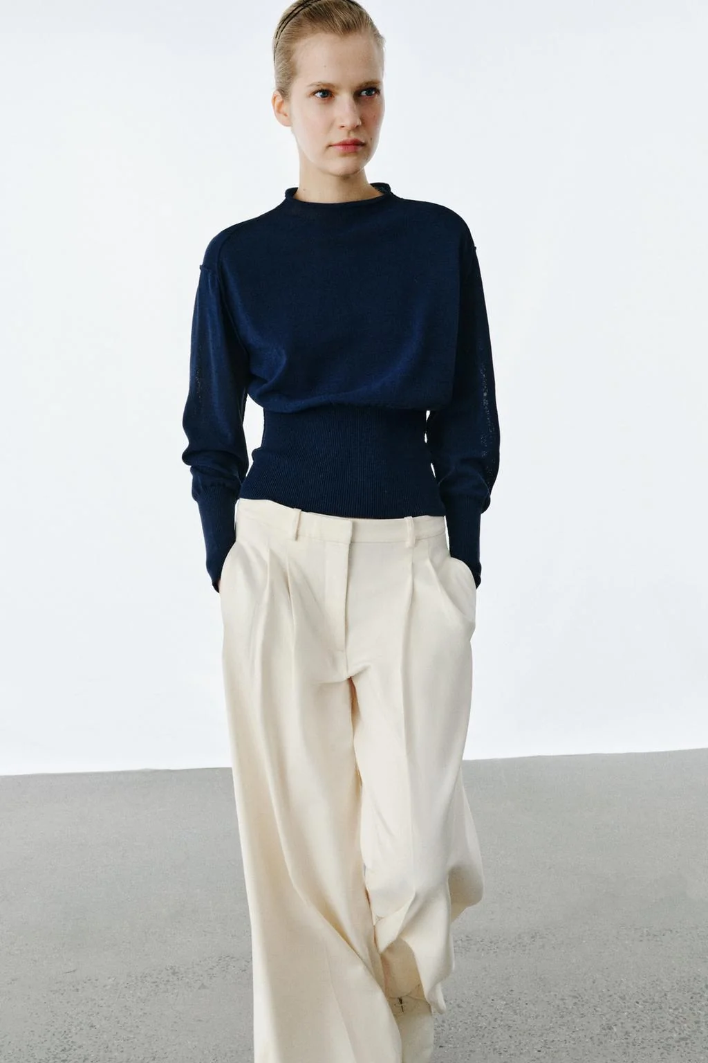 Трикотажный свитер с широким поясом