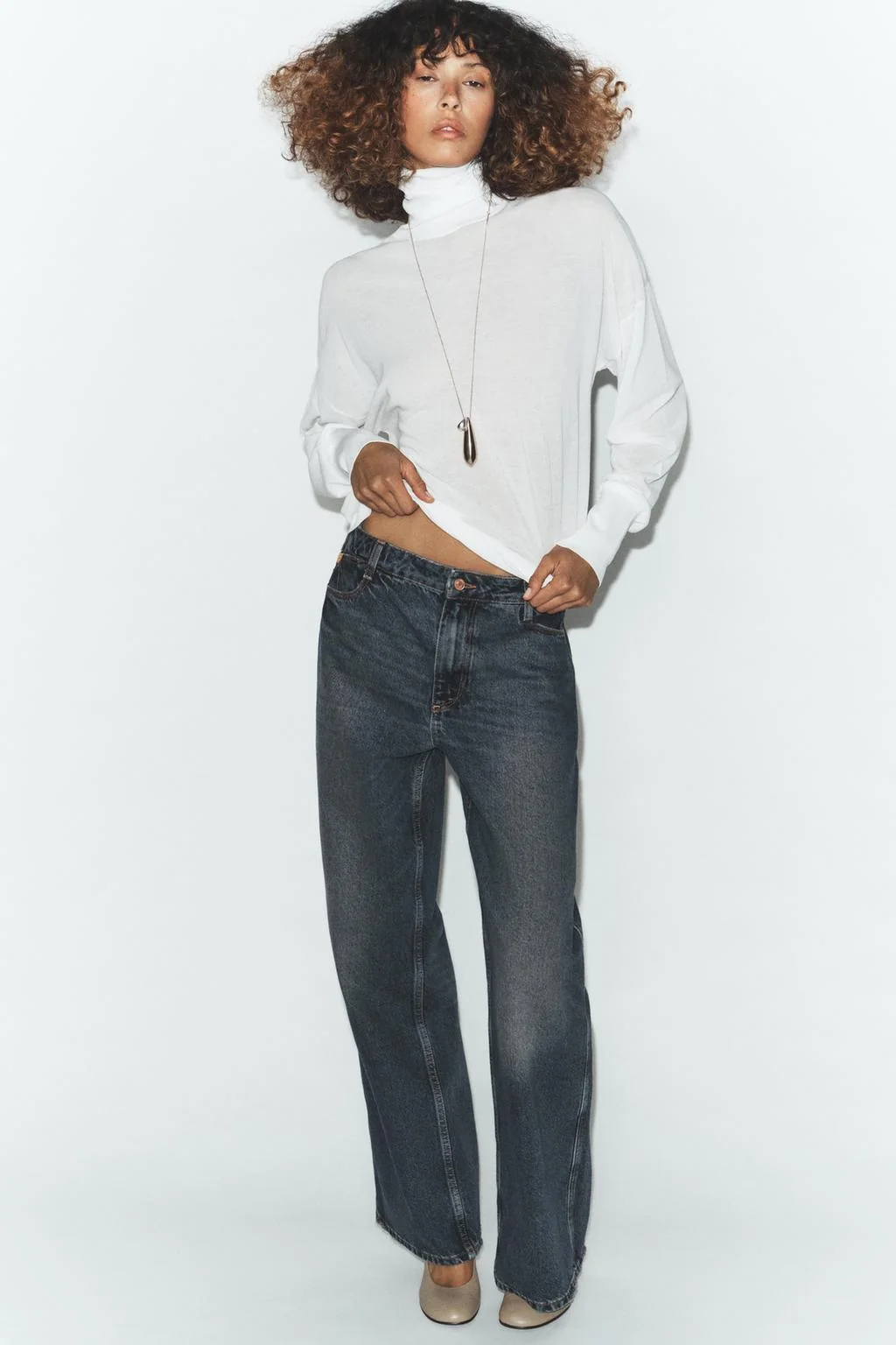 Свитер из тонкого трикотажа с высоким воротом