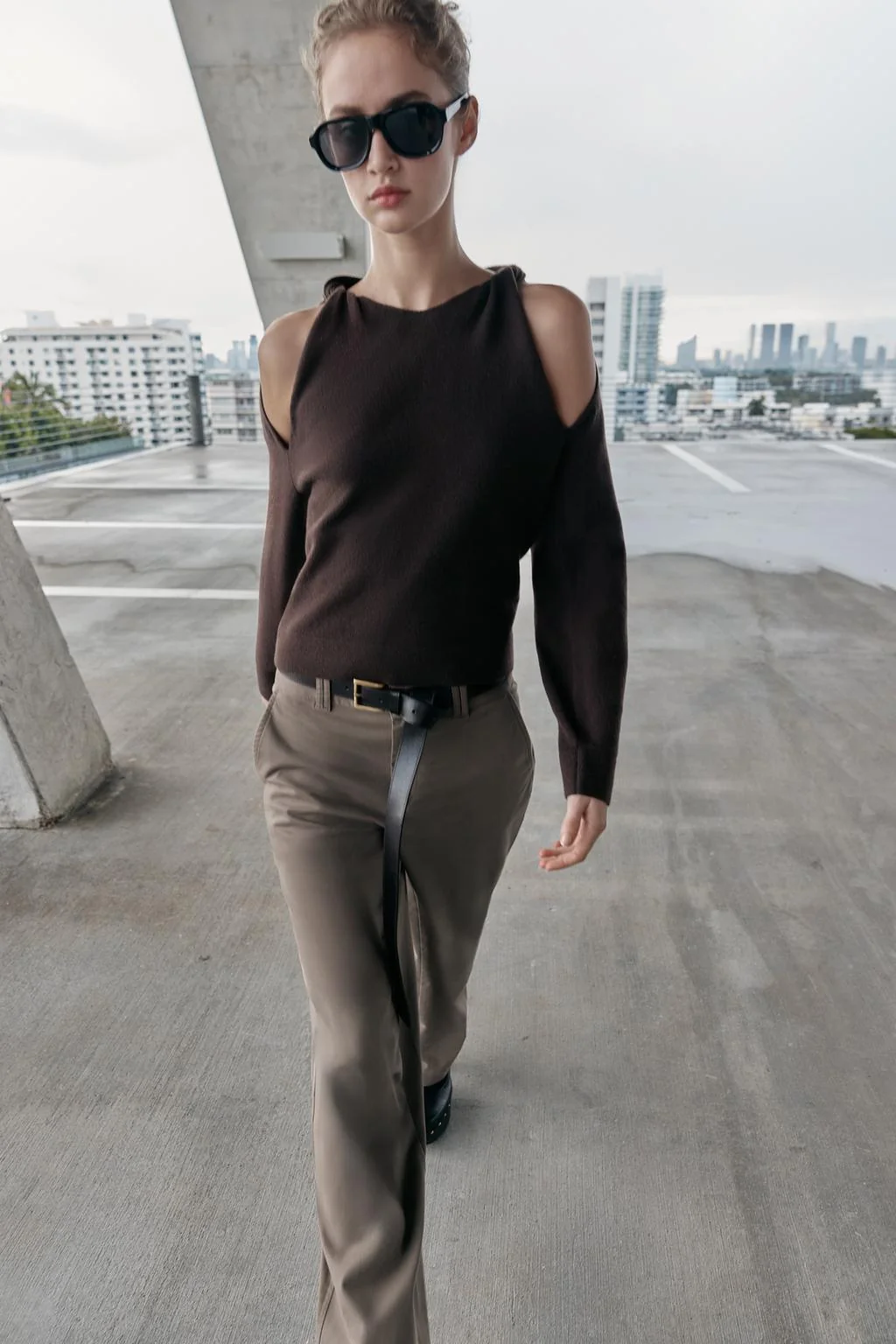 Трикотажный свитер с вырезами