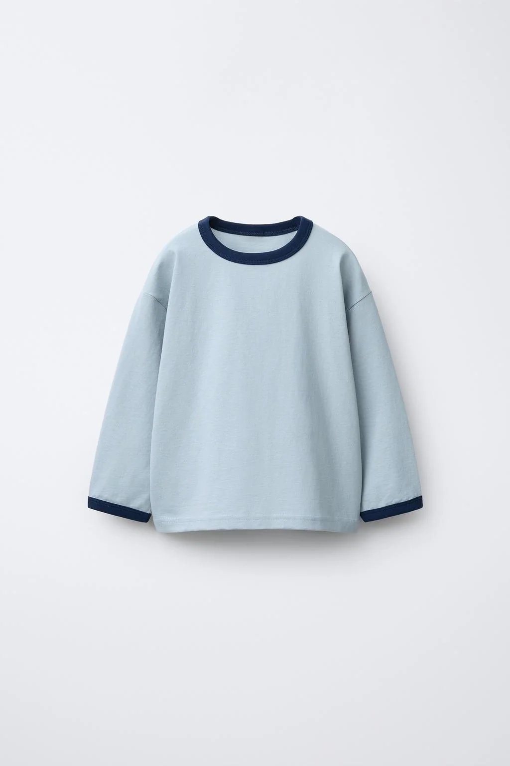 Однотонная футболка с контрастной окантовкой