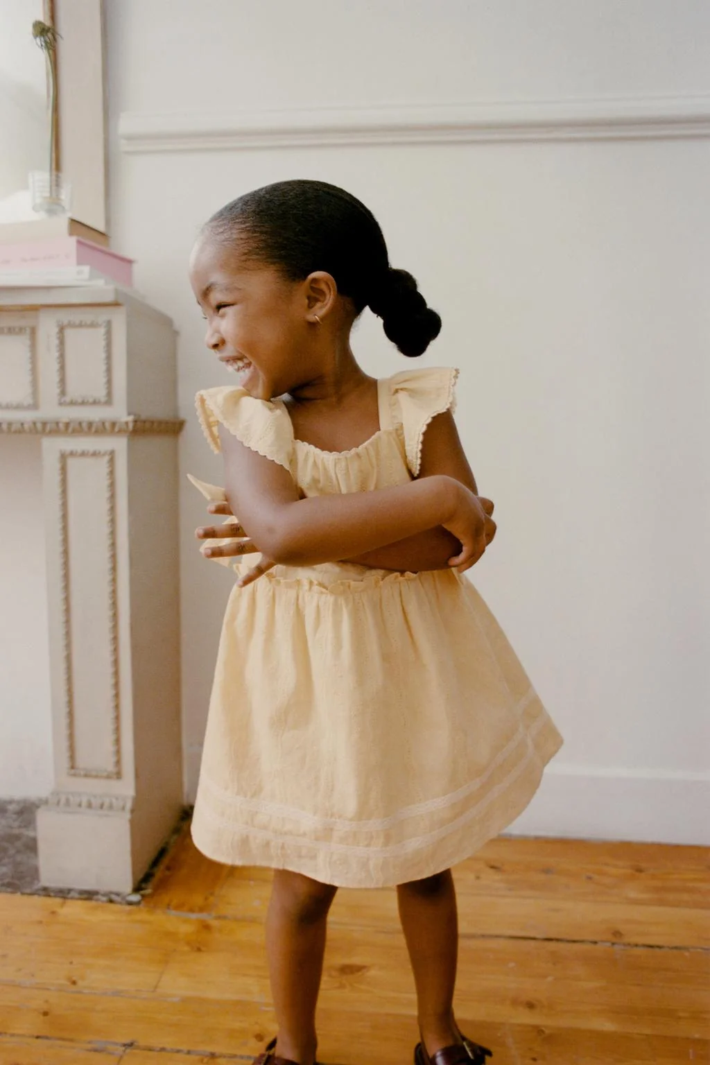 Платье с кружевной отделкой и бантами