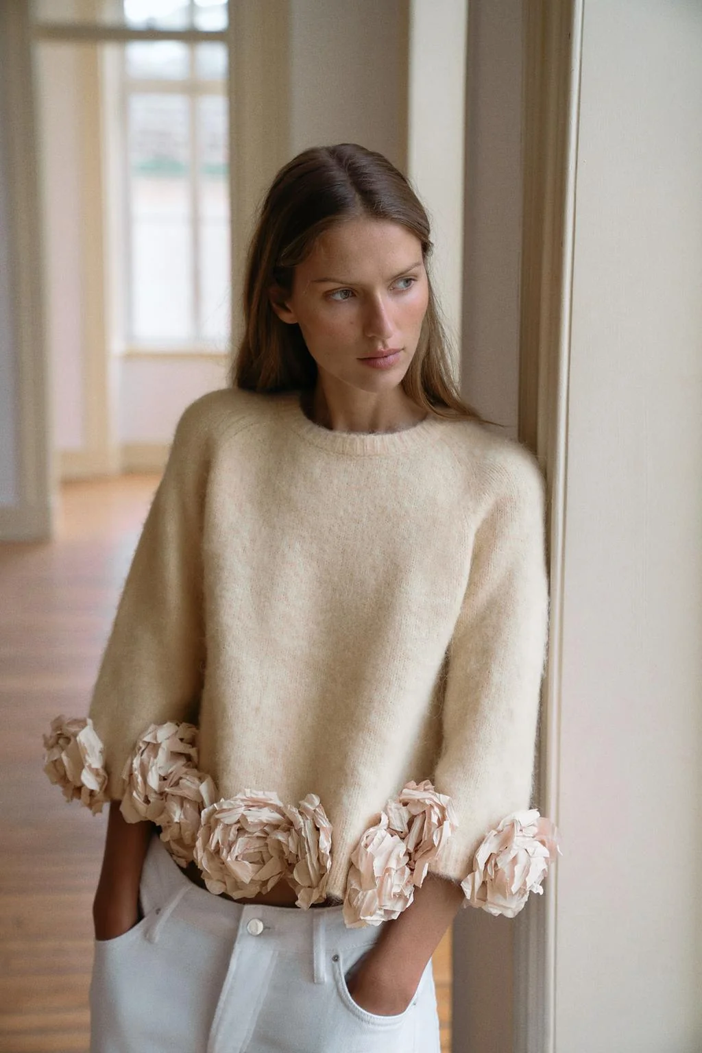 Свитер с комбинированной цветочной структурой