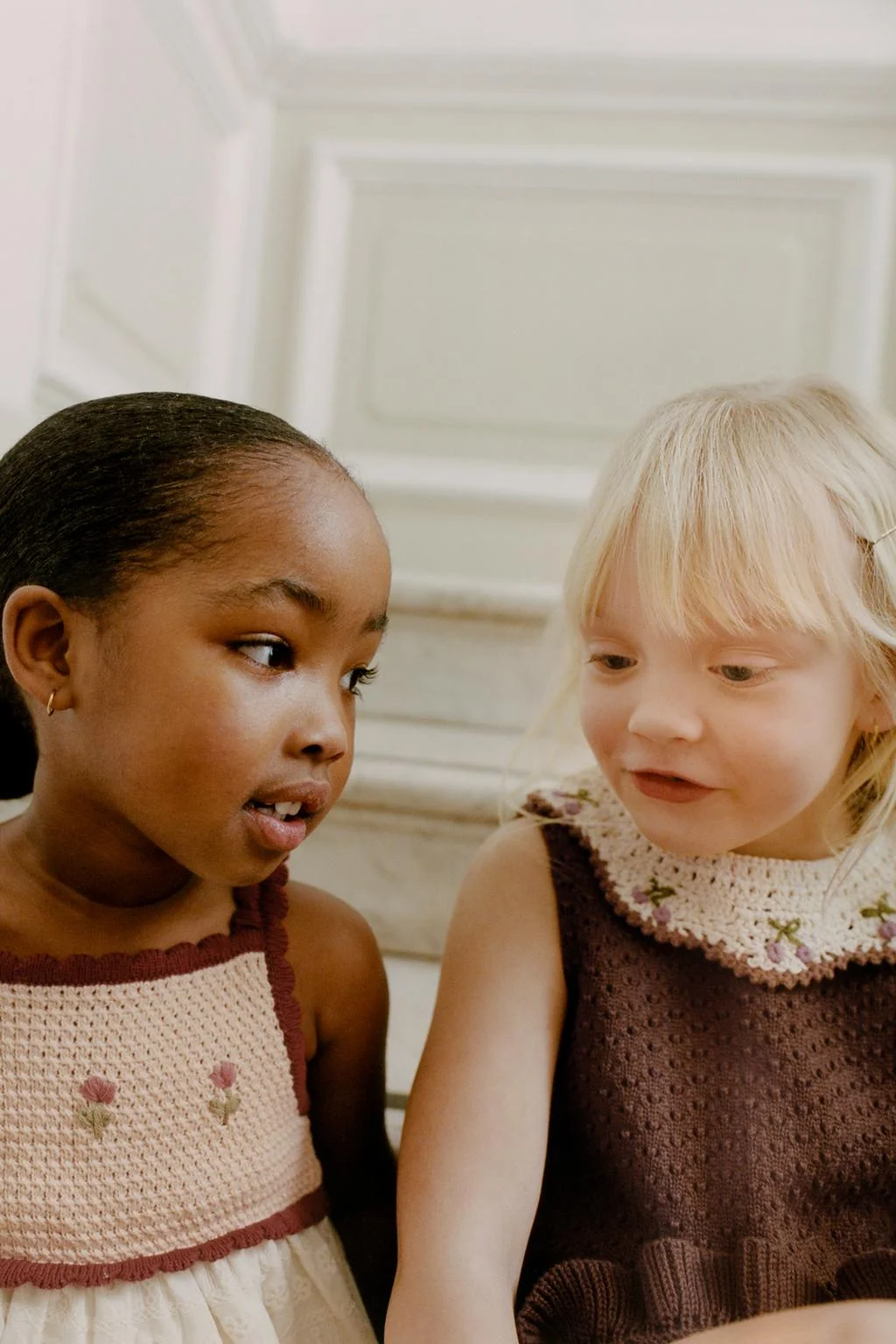 Трикотажное платье с деталями из вязаного кружева