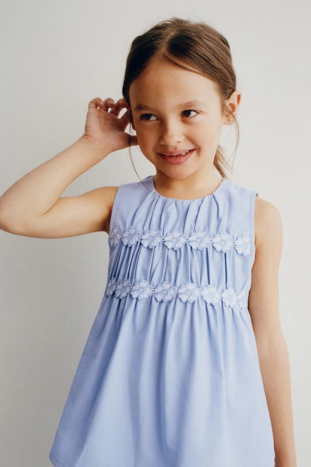 Блузка со складками и цветами