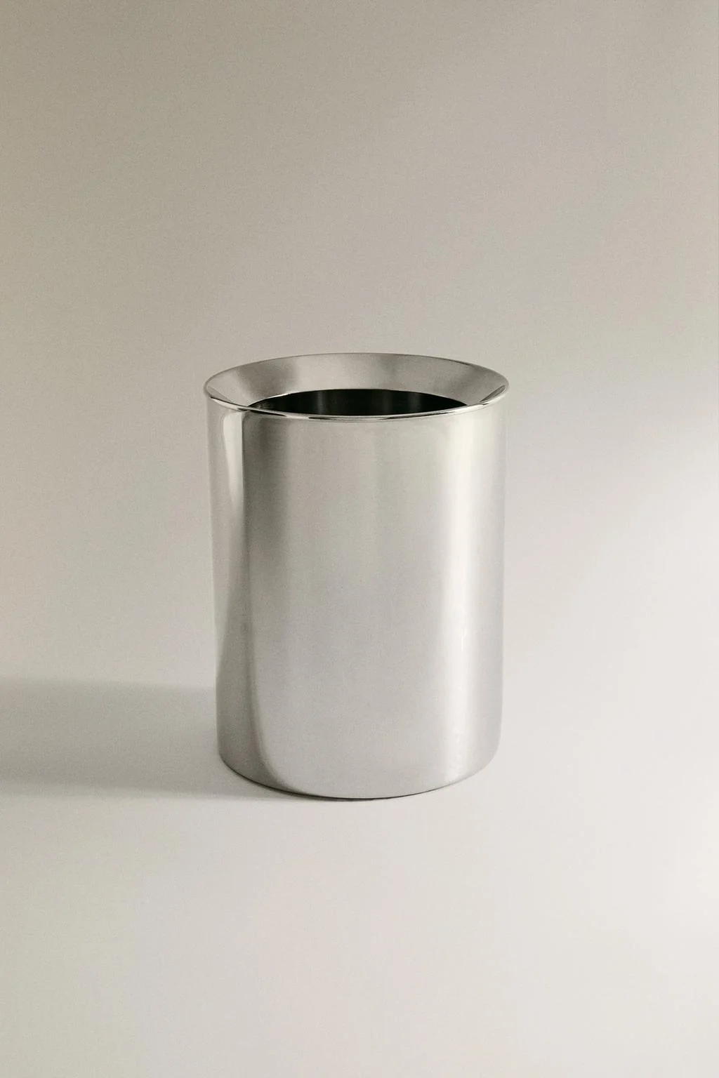 Блестящая металлическая ванная корзина