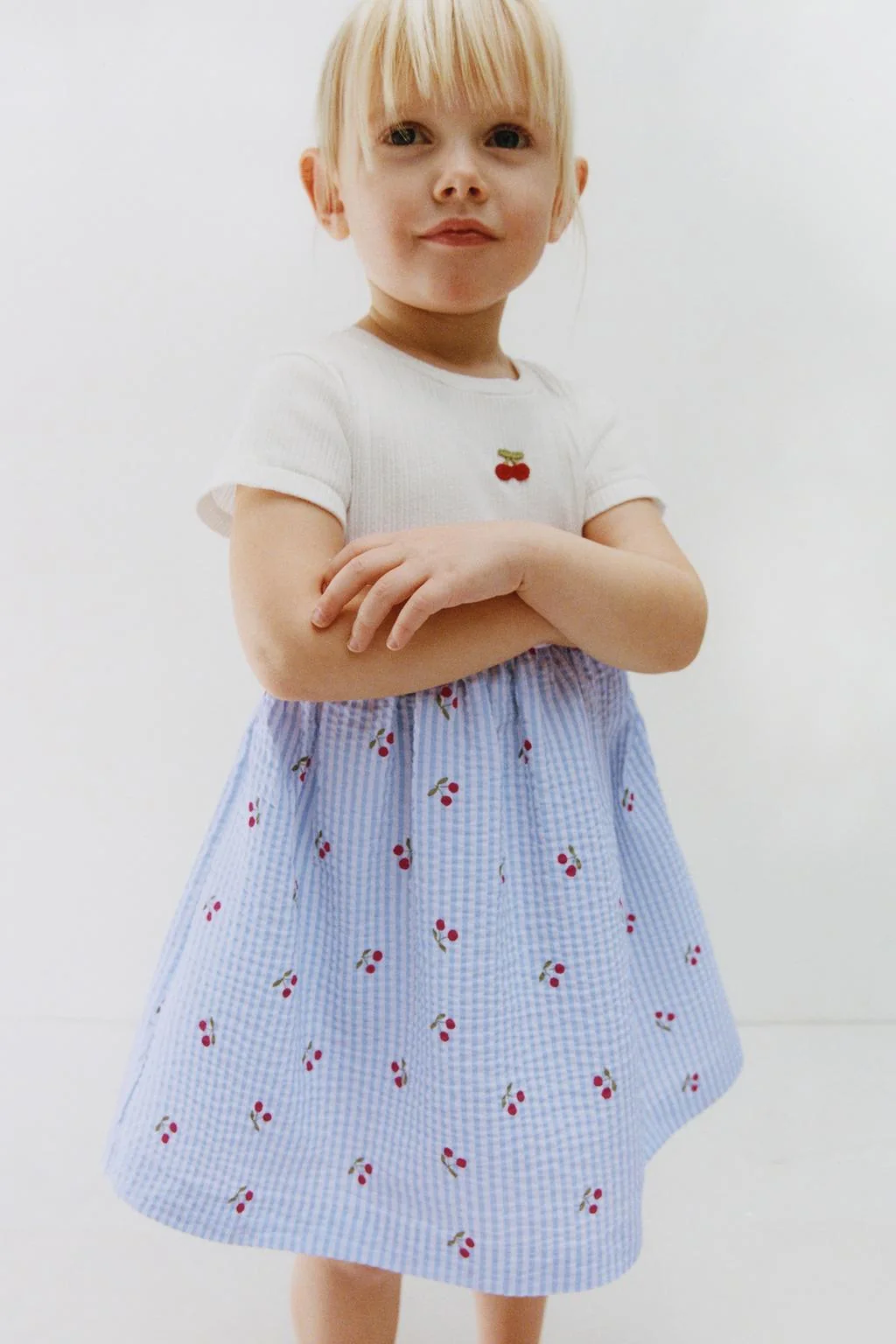 Печатное платье из ситеца с контрастными деталями