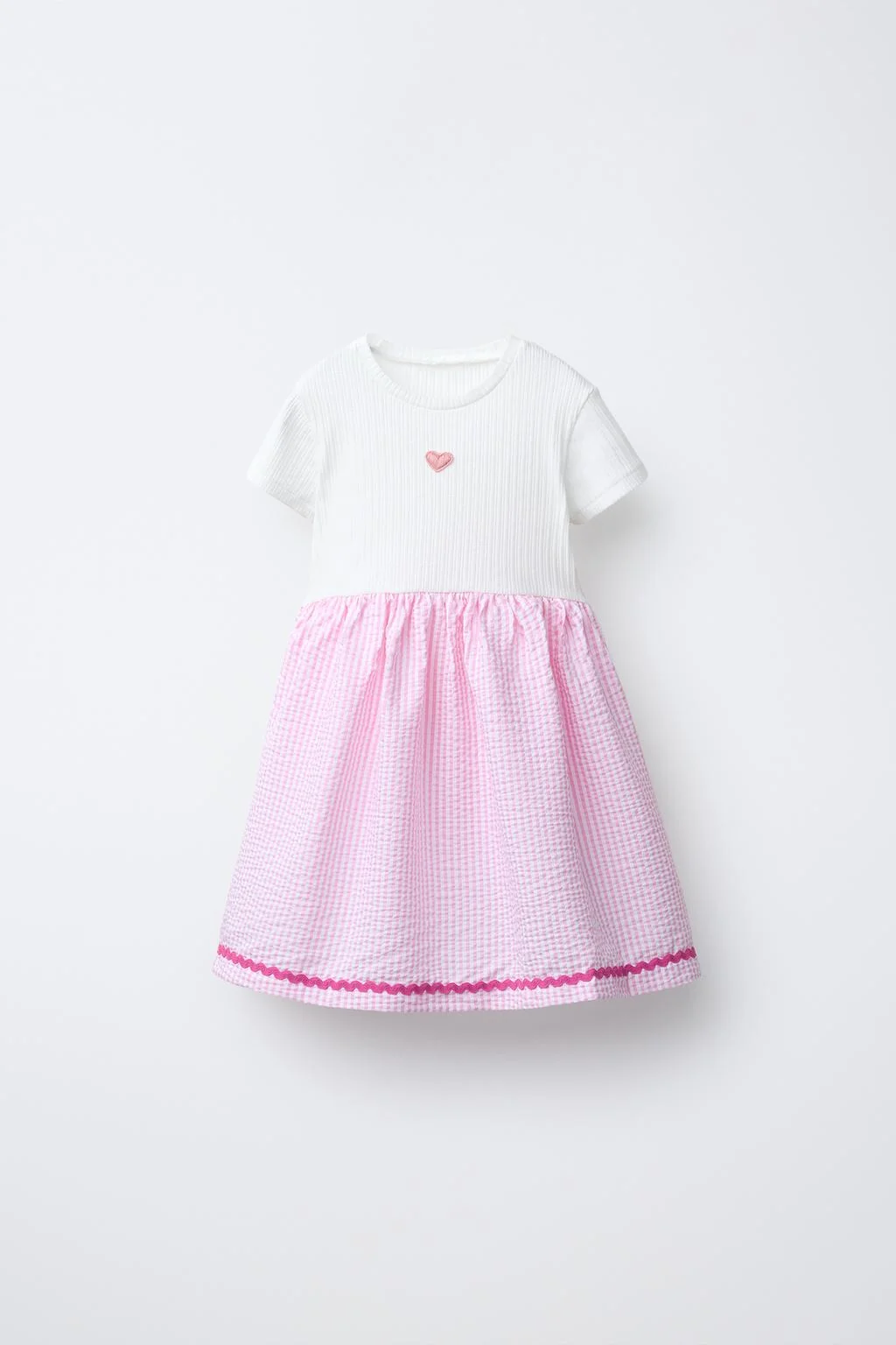 Печатное платье из ситеца с контрастными деталями