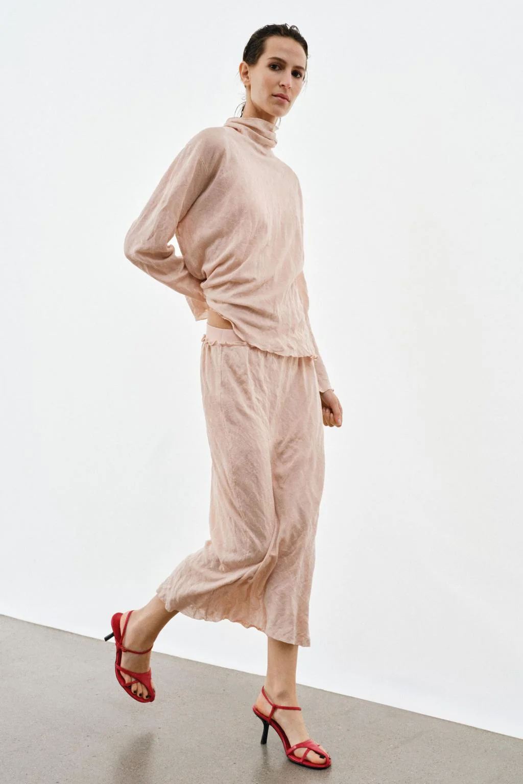 Трикотажный свитер с бантом с эффектом мятости