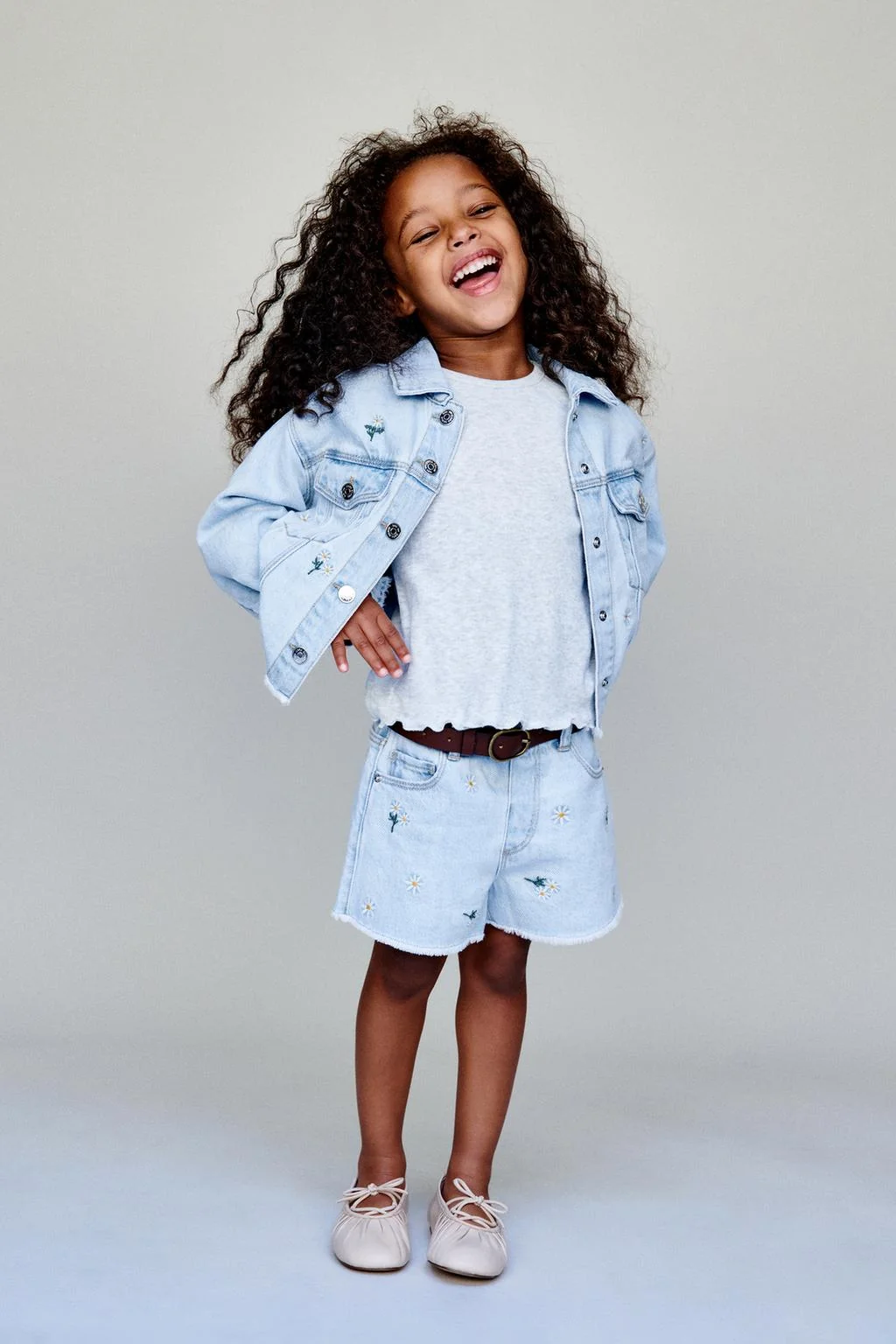 Джинсовые шорты-бермуды с вышивкой ромашек — ДЖИНСОВАЯ ОДЕЖДА