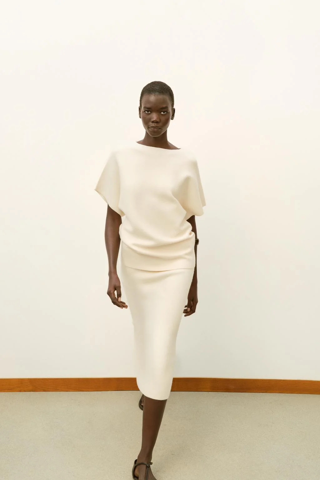 Трикотажный свитер с широкими рукавами