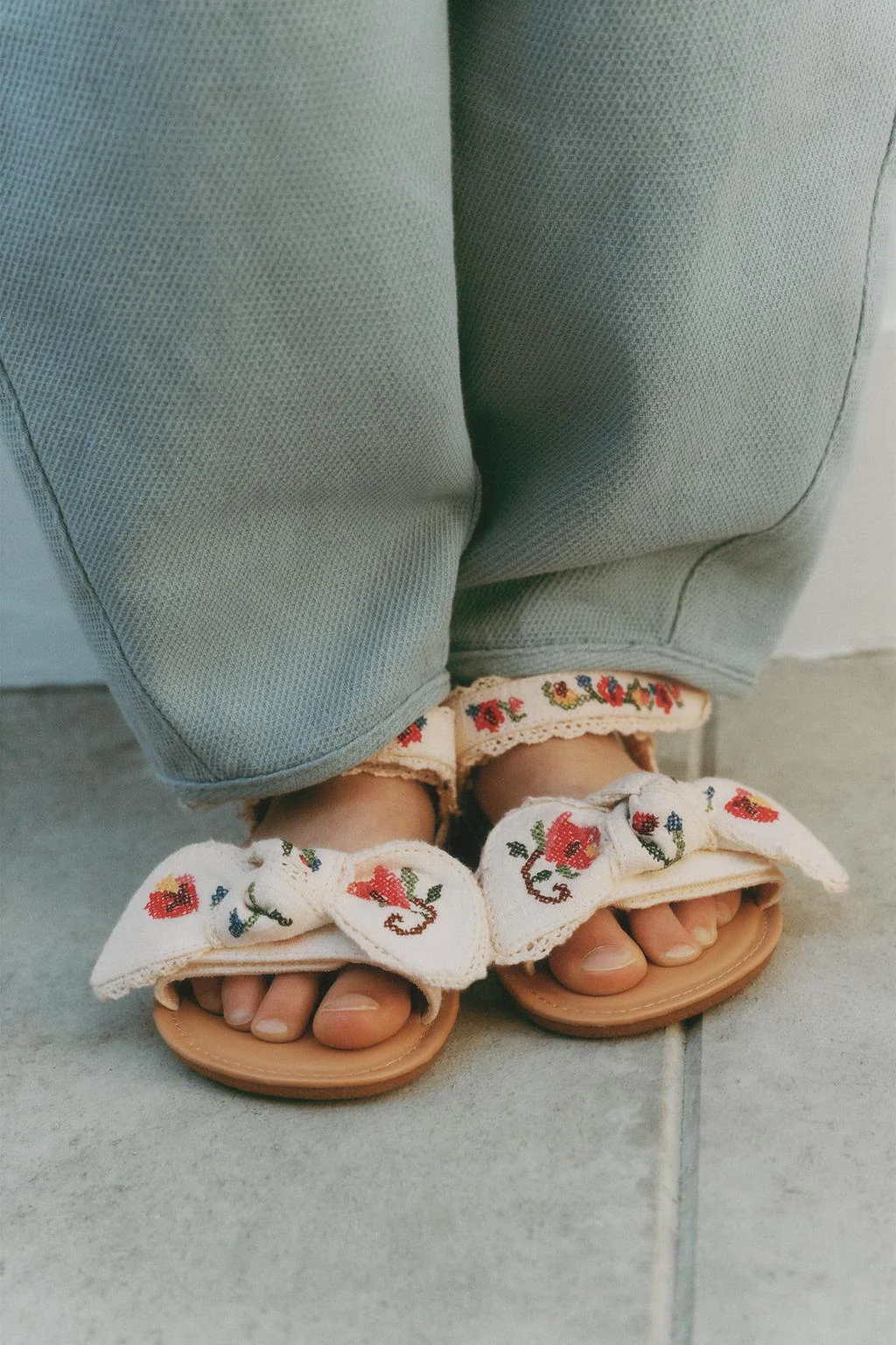 Сандалии с вышивкой