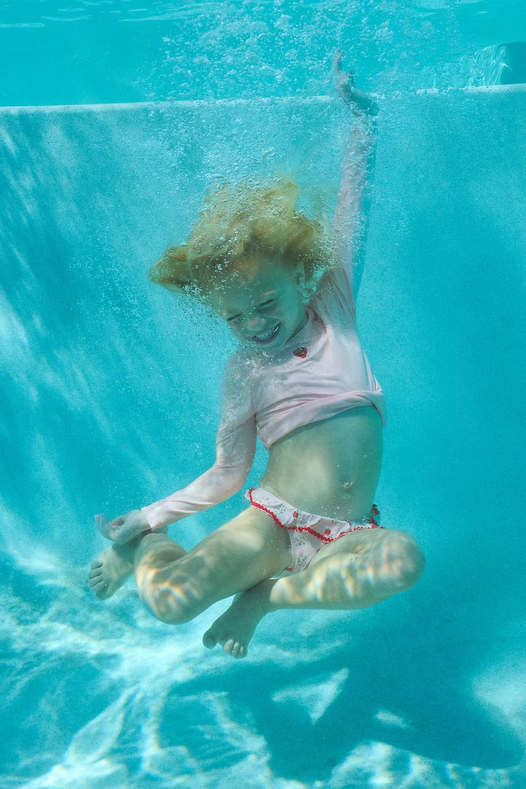 1-6 лет / Вышитый солнцезащитный рашгард с клубникой