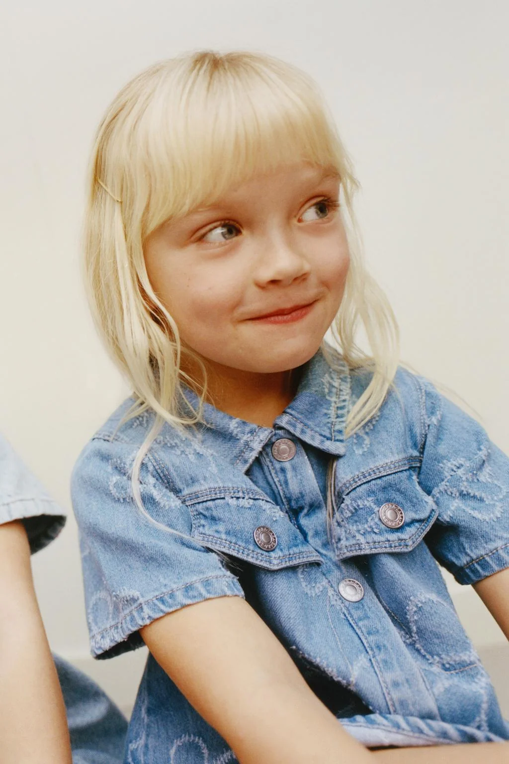 Платье из денима в цветочек