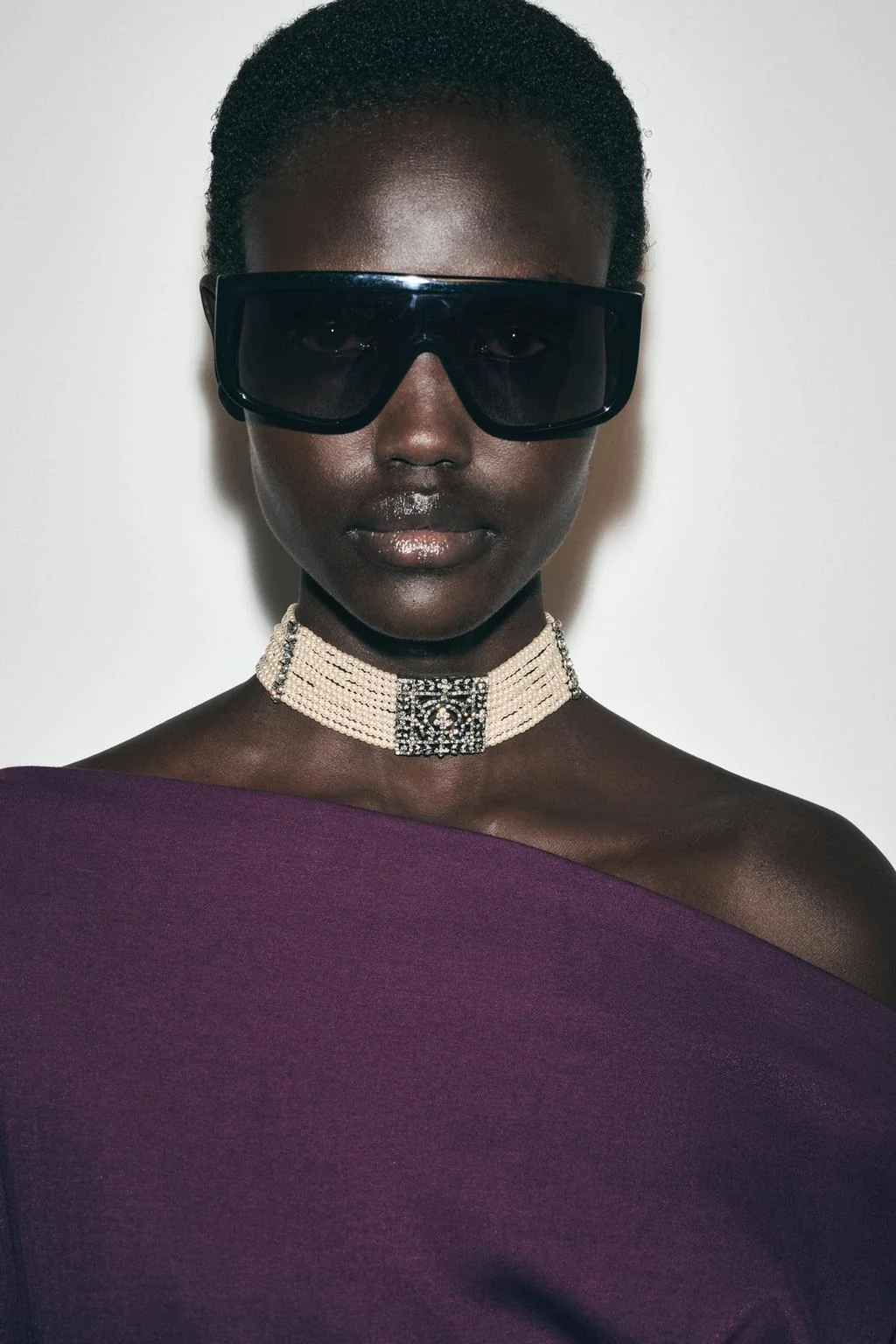 Шнурок-чокер с искусственным жемчугом и стразами