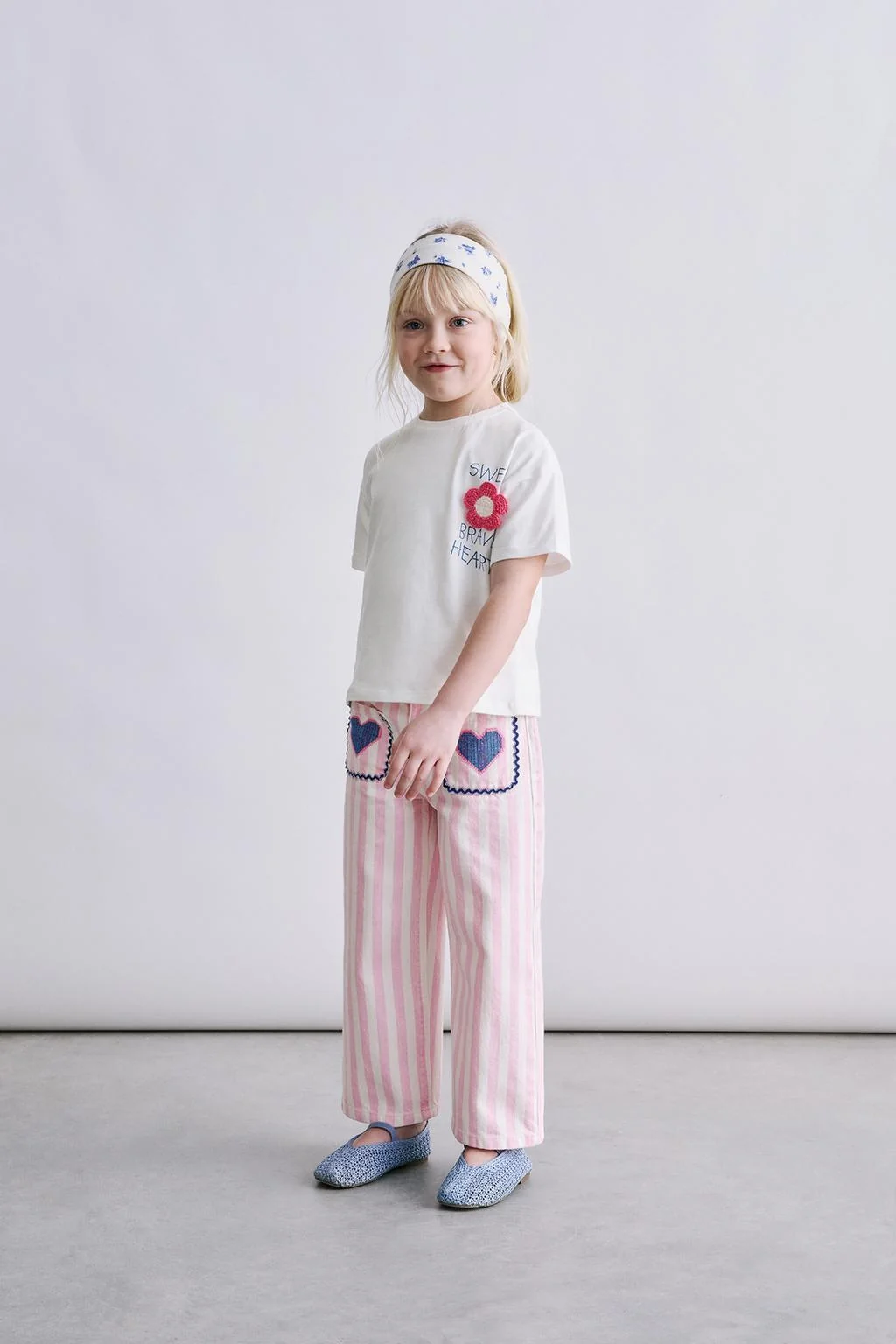 Футболка с аппликацией в виде вязаного цветка