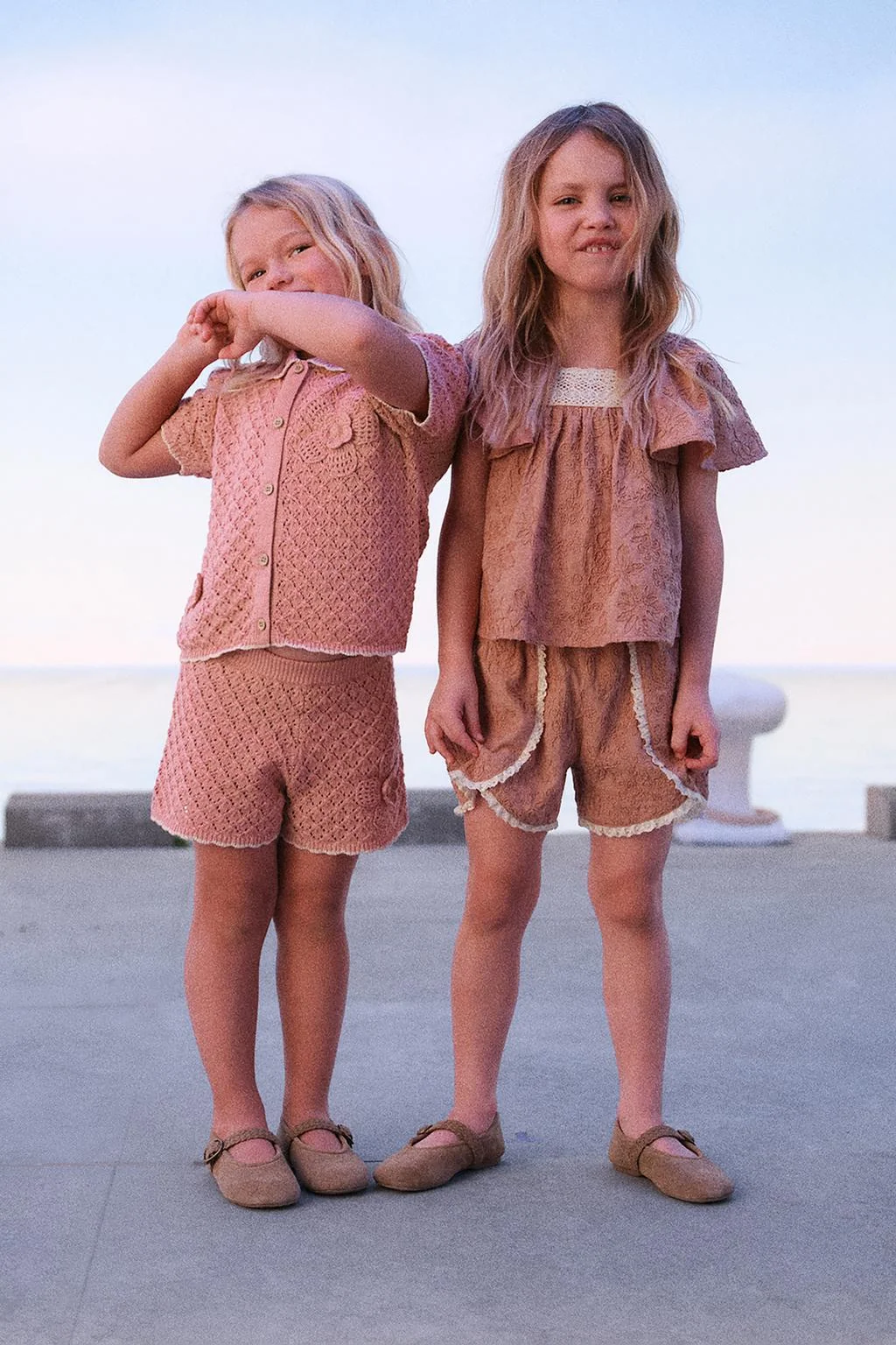 Шорты-бермуды с цветочным принтом, вышивкой и кружевной окантовкой — ДЕЛОВОЙ СТИЛЬ