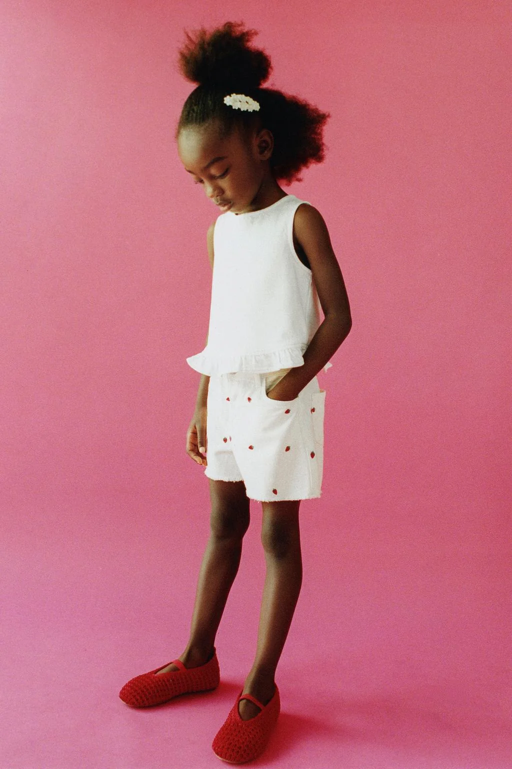 БЕРМУДЫ ИЗ ТВИЛЛА С ВЫШИТЫМИ КЛУБНИЧКАМИ МАМИНСКОГО КРОЯ CASA LAWA X ZARA KIDS — Детское